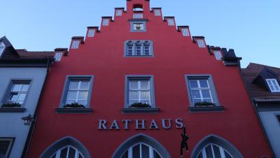 Archivbild: Roland Wellenhoefer
Bleiben die Türen des Erbendorfer Rathauses bei Bauausschusssitzungen weiter zu? Wenn es nach Bürgermeister Johannes Reger geht, ja. Die Grünen wollen, dass der Bauausschuss öffentlich tagt.