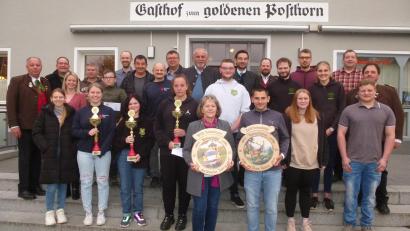 Bild: bk
Den Pokal- -, Scheiben- und Sachpreisgewinnern des Osterschießens gratulieren auch Stephan Oetzinger und Bürgermeister Ludwig Biller (hinten, Mitte).