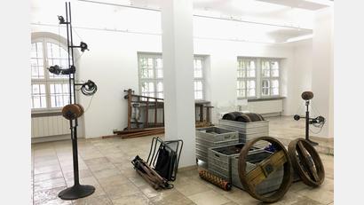 Bild:  Luftmuseum/Johanna Foitzik/exb
Der Kunstmaschinen-Erfinder Willi Reiche aus Remagen lud am Dienstag seine schwergewichtigen Bauteile aus dem Anhänger und fügt sie nun nach und nach zu kinetischen Kunstwerken zusammen.