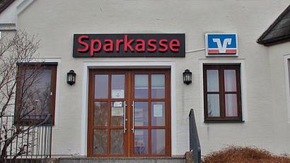 Bild: ld
Im Sparkassen-Gebäude soll eine neue Bücherei untergebracht werden. Ob die Beschilderung so erhalten bleibt und ergänzt wird, ist nicht bekannt.