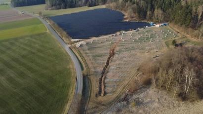 Luftbild: Enmag/exb
Anfang April baute die Firma von Maximilian Burger bei Irchenrieth die ersten Solarmodule auf. Die Fläche unterhalb ist mittlerweile auch bestückt. Am 25. April geht die Anlage mit 5,1 Megawatt ans Netz.