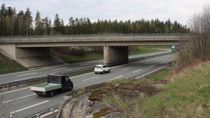Bild: wro
Auf der Autobahn A93 bei der Anschlussstelle Falkenberg kann es in den nächsten Wochen zu Verkehrsbehinderungen kommen. Grund: Der Pfeiler an der Brücke wird saniert.
