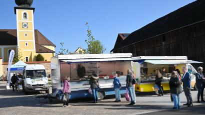 Bild: gf
Besser hätte der erste Wochenmarkt auf dem Poppenrichter Dorfplatz nicht laufen können. Back-, Wurst und Fleischwaren sowie Käse sind ziemlich schnell ziemlich ausverkauft.
