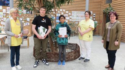 Bild: jzk
Heimleiterin Claudia Heier (rechts) freute sich, Marcel Gmeiner und Nicolei Fenn (Zweiter und Dritter von rechts) am Boys’ Day im Seniorenzentrum Haus Falkenstein begrüßen zu können. Betreut wurden sie von den Vera Asberger (links) und Ruth Potzel (Zweite von rechts).