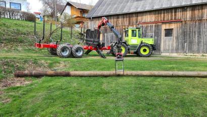 Bild: soj
Mit schwerem Gerät brachten die "Maibaumklauer" den alten Mast wieder zurück nach Grünlas.