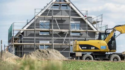 Symbolbild:  Hauke-Christian Dittrich/dpa
Auf den Baustellen in Deutschland sind in letzter Zeit die Rohstoff-Preise nahezu explodiert. Die Firmen müssen diese an künftige Bauherren weitergeben.