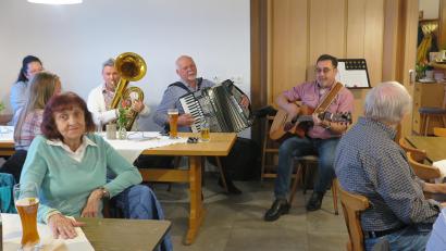 Bild: jzk
Werner Meier, Gerd Retzer und Markus Lautner (von rechts) sorgten für Stimmung im Gasthaus „Zur Fantasie“.