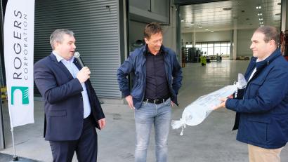 Bild: do
"Schlüsselerlebnis bei Rogers": Die Markgraf-Vertreter Gerald Etterer und Matthias Biersack wünschten Rogers-Geschäftsführer José Menendez bei der obligatorischen Schlüsselübergabe eine glückliche Zukunft des Unternehmens.