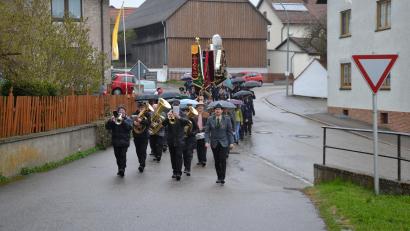 Bild: gi
Die Vereinsdelegationen machen sich mit ihren Fahnen auf den Weg zur Kirche.
