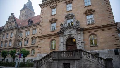 Archivbild: Lino Mirgeler/dpa
Zwei Ex-Pfleger mussten sich vor dem Landgericht Regensburg verantworten.