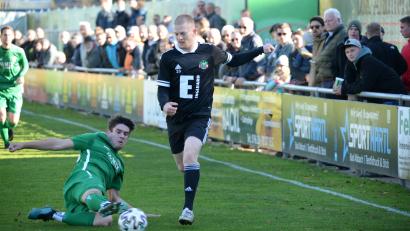 Archivbild: Andreas Brückmann
Noch zweimal in dieser Saison spielt die DJK Ammerthal (im Bild rechts Raffael Kobrowski) vor den eigenen Zuschauern. Am Samstag gegen Bayern Hof und in zwei Wochen gegen den TSV Großbardorf.