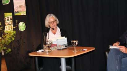 Bild: prh
Mit ihrer literarischen Erzählkunst beeindruckt die ehemalige Spiegel-Autorin und Erste Stellvertretende Sprecherin der Bundesregierung, Christiane Hoffmann, bei ihrer Lesung in der Regionalbibliothek.