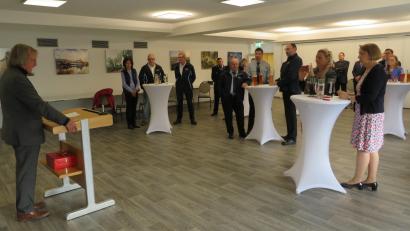 Bild: adj
Den Einsatz der der Polizei und Rettungskräfte würdigten Mdl Annette Karl und MdL Stefan Schuster beim Blaulichtempfang