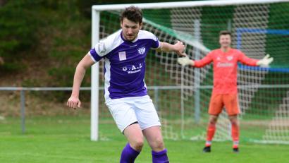 Bild: ham
Alles im Griff hatte der TSV Detag Wernberg zuletzt beim 3:0-Sieg beim FC OVI-Teunz. Im Heimspiel gegen die SpVgg SV Weiden II soll der nächste Dreier her. In dieser Szene setzt sich Alexander Luff gegen den am Boden liegenden Fisnik Leka (OVI-Teunz) durch.