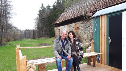 Bild: pz
Melanie-Maria Stark und Jörg-Udo Kepplinger vor dem Bauwagen neben der Troglauermühle. Das Anwesen bei Schachten soll zum Heil- und Naturzentrum entwickelt werden. Der Betrieb startet mit einer mobilen Lösung.