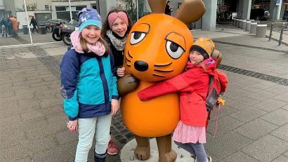 Bild: Familie Völkl/exb
Die Freude an und mit der Maus gab es für (von links) Mona, Marie und Finja Völkl bereits vor dem WDR-Studio in Köln.