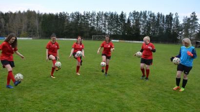 Bild: jr
Eva Hahn, Annalena Stark, Anja Mark, Christina Mayer, Eva Kastl und Christin Liebscher (von links), hier beim Techniktraining, sind Teil des aktuell 24-köpfigen Frauenfußball-Kaders beim SV Steinmühle.