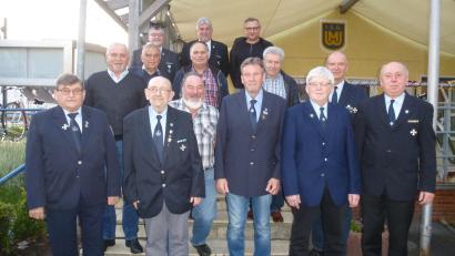 Bild: bk
Die Führungsriege der KSK mit dem neuen Vorsitzenden Karl Stahl (vorne, links) und den Geehrten. Ihnen gratulieren Vize-Bezirkschef Alfons Betzl und Kreisvorsitzender Heinrich Scheidler (hinten, Zweiter und Dritter von rechts).