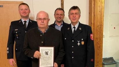 Bild: Yasmin Kellner/exb
Kommandant Matthias Maier, Ehrenmitglied Josef Baier, Bürgermeister Anton Kappl und Vorsitzender Hans Kellner (von links) kommen bei der Jahreshauptversammlung zusammen.