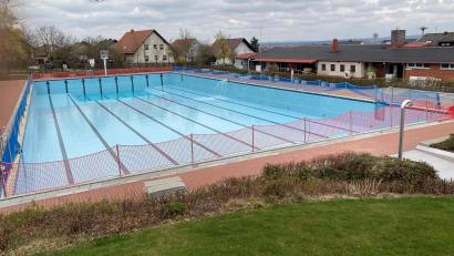 Bild: e
Das Freibad Vilseck schreibt ein jährliches Defizit im höheren sechsstelligen Bereich. Aus diesem Grund hebt der Stadtrat die Eintrittspreise an.
