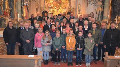 Bild: jr
Die Angehörigen mehrerer Jahrgänge trafen sich zur Feier der Jubelkommunion in der Pfarrkirche in Leonberg. Mit dabei waren auch die Erstkommunikanten des vergangenen Jahres.