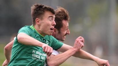 Bild: Büttner, Gerhard
Ost-Akteur Johannes Roll (links) zeigt sich kopfballstark: Tabellenführer FC Weiden-Ost will auch die Hürde in Haidenaab nehmen und damit der Meisterschaft ein großes Stück näher kommen.