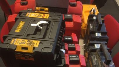 Bild: Verkehrspolizei Amberg/exb
Die Polizei entdeckte 21 Akku-Baumaschinen. Der Verdacht der Hehlerei steht im Raum.