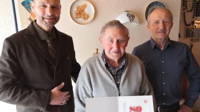 Für „unglaubliche 80 Jahre Gewerkschaftsmitgliedschaft“ in der IG Bergbau, Chemie, Energie (IG BCE) konnte Josef Sippl durch Bezirksleiter Rainer Hoffmann (links) und IG BCE Ortsgruppenvorsitzenden Josef Altmann ausgezeichnet werden.