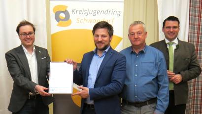Bild: Hirsch
KJR-Bezirksvorsitzender Christoph Seitz (links) überreichte dem scheidenden Kreisvorsitzenden Peter Neumeier (Zweiter von links) eine Dankesurkunde Sein Nachfolger ist Siegfried Roidl (Zweiter von rechts). Landrat Thomas Ebeling (rechts) gratulierte.