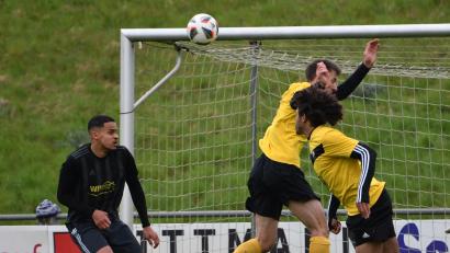 Bild: Nachtigall
Zu oft ins Leere sprang die Abwehr des SV Kulmain zuletzt beim 2:5 gegen die SV Grafenwöhr (Szene). Im Kellerduell bei der SpVgg Schirmitz muss Kulmain am besten dreifach punkten, um den Relegationsrang nicht aus den Augen zu verlieren.