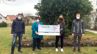 Bild: Klinikum/Moosburger/exb
Nach dem Erfolg aus dem Vorjahr konnten die Organisatoren von "run4fun" dieses Jahr nun einen Scheck über 3179,33 Euro an das Kinderpalliativteam überreichen.