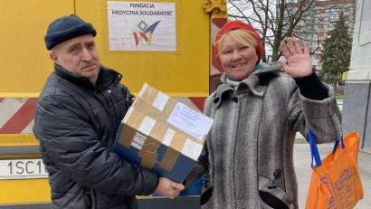 Bild: Irina Aleshko/exb
Das Foto zeigt Marina Ostanina wie sie von Fahrer Vladimir Ignatenko ein Hilfspaket von ihrer Freundin Irina Aleshko aus Sulzbach-Rosenberg in Empfang nimmt, das nur für sie persönlich gepackt wurde.