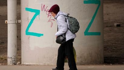 Symbolbild: Uncredited/AP/dpa/
Der Buchstabe „Z“ ist auf Brückenpfeiler in Russland gesprüht.