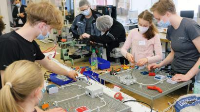 Bild: do
Vier technikinteressierte junge Damen bekamen beim bundesweiten Girls' Day in der Firma Rogers Einblick in technische Jobmöglichkeiten. Im Ausbildungszentrum standen Azubis den Schülerinnen beim Fertigen interessanter Werkstücke zur Seite