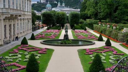 Bild: Daniela David/dpa
Im Mirabellgarten reicht der Blick über das symmetrische Gartenparterre bis zur Festung Hohensalzburg.