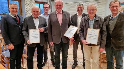 Bild: bsc
Besondere Ehrungen gab es für drei Mitglieder des CSU-Ortsverbandes Friedenfels. Im Bild (von links) Landrat Roland Grillmeier, Manfred Wiese, stellvertretender Ortsvorsitzender Adrian Käß, Gottfried Härtl, Fraktionssprecher Uwe Heider, Wolfgang Mühlbauer und Ortsvorsitzender Christian Mitterbauer.