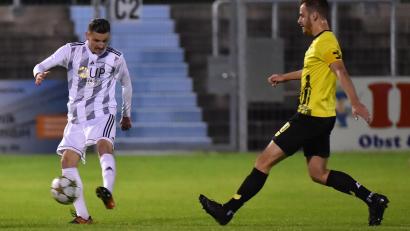 Bild: A. Schwarzmeier
Mit 4:1 gewann die SpVgg SV Weiden (links Josef Rodler) in der Vorrunde gegen den ASV Burglengenfeld. Ein weiterer Sieg ist ein Muss für den aktuellen Tabellenzweiten.