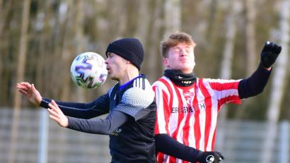 Bild: Schrems
Die Sportfreunde aus Kondrau (links Martin Roßkopf im Spiel gegen den TuS Erkersreuth) müssen das Heimspiel gegen den TSV Waldershof gewinnen, um die Chance auf den Klassenerhalt in der Kreisliga zu wahren.
