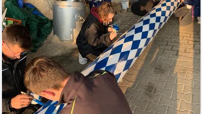 Bild: fvo
Hochkonzentriert arbeiten die Spielberger "Maibaummaler".