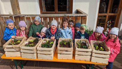 Bild: Peter Kick/exb
Die Gebenbacher Kinder hatten großen Spaß an der Aktion des Obst- und Gartenbauvereins (von links): Felix und Sophie Schön, Leopold und Charlotte Rösch, Florian Gericke, Frida Weiß, Leonie Obermeier, Leonhard Amann, Raphael Kick, Anna und Marie Kredler.