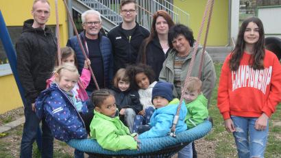 Bild: fz
Für das Kinderhaus Rasselband und die Ministranten gab es jeweils 200 Euro. Der Pfarrgemeinderat hatte das Geld mit dem Verkauf von Christbäumen erlöst.