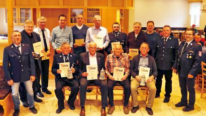 Bild: hai
Für 25 bis 70 Jahre Vereinszugehörigkeit zeichneten Vorsitzender Bernd Preißinger (links), Stellvertretender Kommandant Roland Küffner, Kommandant Tobias Open und Bürgermeister Christian Porsch (vorn rechts) Manfred Porsch, Alfred Bauernfeind, Daniel Fick, Werner Bscherer, Rainer Marterer, Opel Herbert und Karl Heinz Fick (stehend von links) sowie Reinhard Opel, Erwin Wallor, Erhard Preißinger und Albert Kauper (sitzend von links) aus.