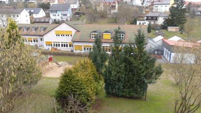 Bild: rn
Kindertagesstätte im Weidelbachtal: Im Vordergrund ein Teil des im Rahmen der Neubau- und Umbaumaßnahmen neu angelegten Spielplatzes.