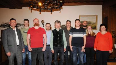Bild: bey
Bürgermeister Rainer Rewitzer (links) freut sich über die erfolgreiche Vorstandschaft des Vereinskartells mit Vorsitzendem Thomas Wittmann, Stellvertreter Johann Walbrunn, Schriftführer Daniliel Kabitschke (vorne, von links) und Schatzmeisterin Maria Herrmann-Pressl (rechts) und dem Ausschuss mit Valentin Sax, Christoph Müllhofer, Hans Kick, Matthias Gallitzendörfer und Luisa Beigler (hinten, von links).