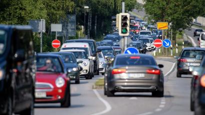 Symbolbild: Matthias Balk
Die Landkreise Starnberg und München haben die höchsten Anteile großmotoriger Autos in Deutschland.
