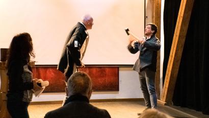 Bild: Susanne Forster
Eva Ehmann, Gerhard Krones und Florian Wein (von links) vom Ovigo-Theater zeigten bei der Veranstaltung im Kunsthaus Waldsassen eine Szene aus dem Theaterstück „Fingierte Grenzen – auf den Spuren der Aktion ,Kámen".