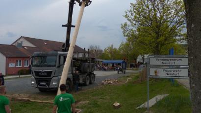 Bild: hme
Gleich ist es geschafft, während im Hintergrund die Besucher in Neudorf schon kräftig feiern.