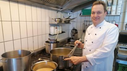 Bild: Winderl, Kristin [wrl]
Steigende Lebensmittel- und Energiepreise machen den Gastronomen derzeit zu schaffen – zum Beispiel im Restaurant Sauerer in Nabburg.