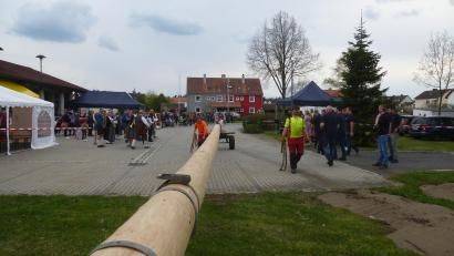 Bild: bk
Das gut zwei Tonnen schwere Monster liegt in Weiherhammer nach der Abholung mit Marschmusik bereit.