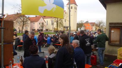 Bild: bk
Drei Nationen waren zum Maibaumfest auf dem Marktplatz vereint